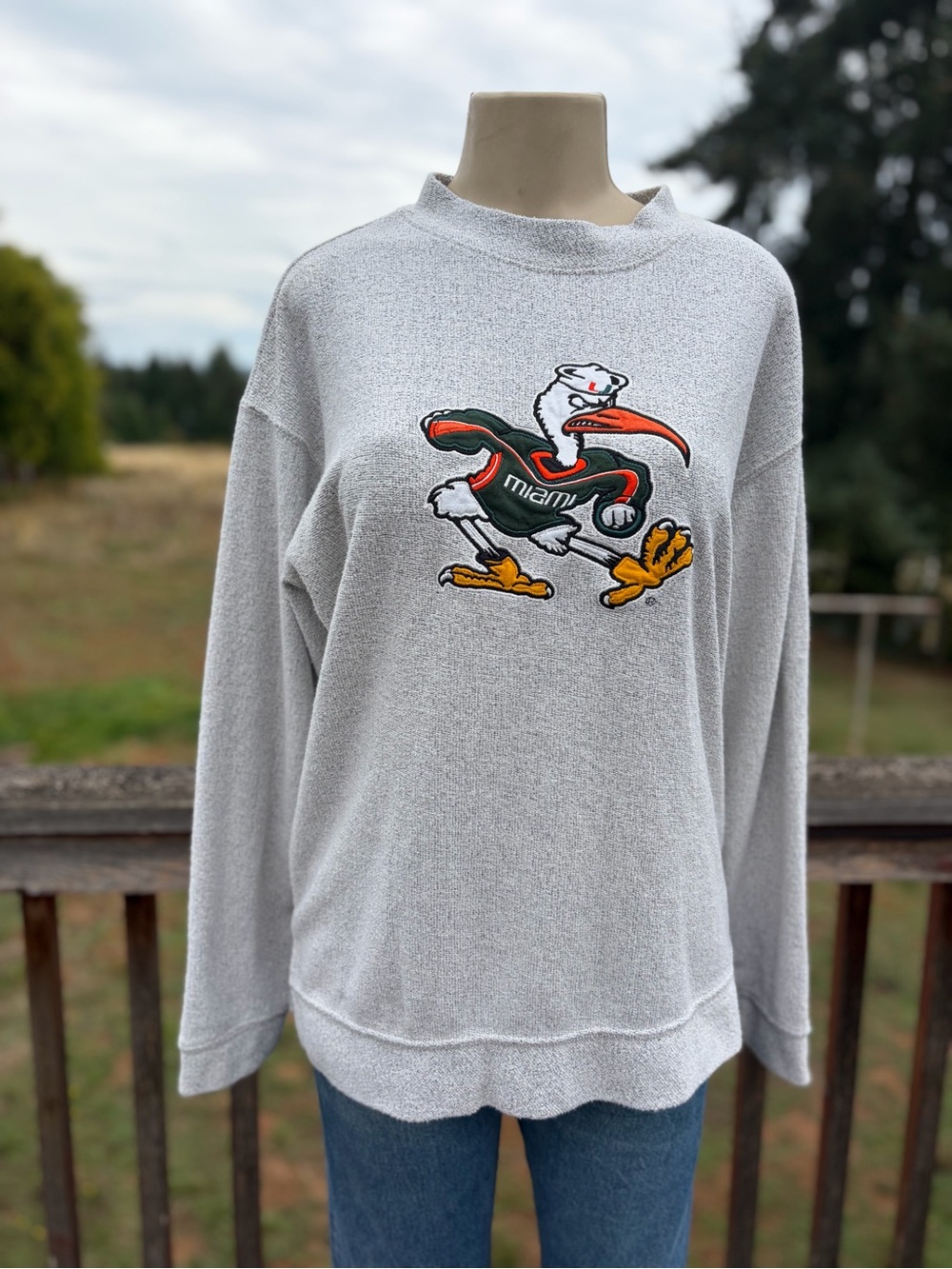 Vintage Miami Hurricanes Embroidered Light Gray Men’s Crewneck Sweatshirt Size L